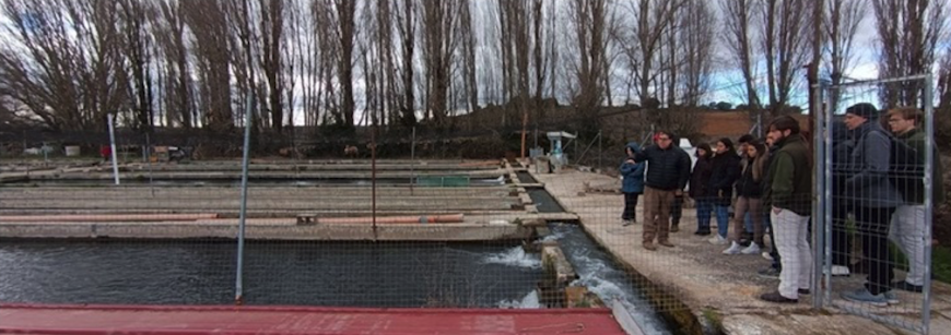 Estudiantes de la ETSIAAB visitando la piscifactoría Cien Fuentes. Crédito: Álvaro De la Llave Propín, UPM